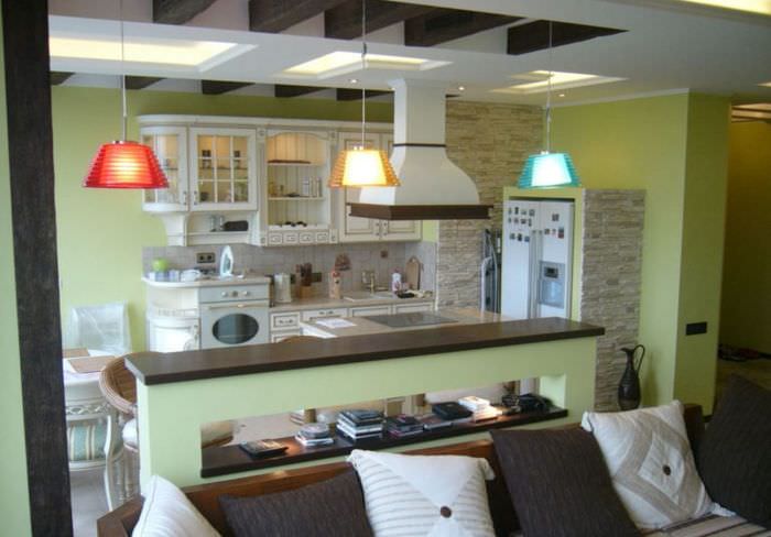 تقسيم غرفة المعيشة المطبخ مع تركيبات الإضاءة