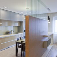 Planering av kök-vardagsrummet med en dekorativ skiljevägg med träliknande finish