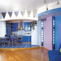 Μπλε κουζίνα στο βάθρο και ξύλινο πάτωμα