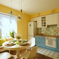 Keltaisen ja sinisen värin yhdistelmä keittiön sisätiloissa