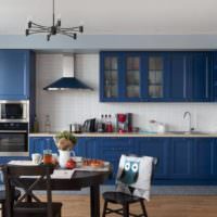 Blaues Küchenset und schwarzer Esstisch