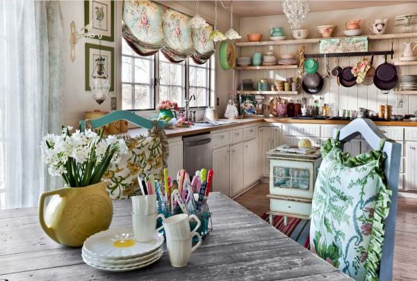 Nezapomeňte na přítomnost textilu v kuchyni - to jsou barevné závěsy na oknech s květinovými a přírodními motivy a světlé koberce pod nohama.