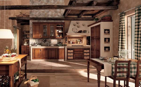 Při vytváření starožitného designu kuchyně s vlastními rukama se rozhodněte, jaké barvy chcete dosáhnout
