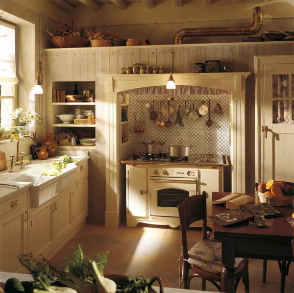 Τώρα, η ημι-αντίκα λευκή κουζίνα έχει μεγάλη ζήτηση, η οποία φαίνεται πολύ οργανική σε ένα μοντέρνο εσωτερικό.