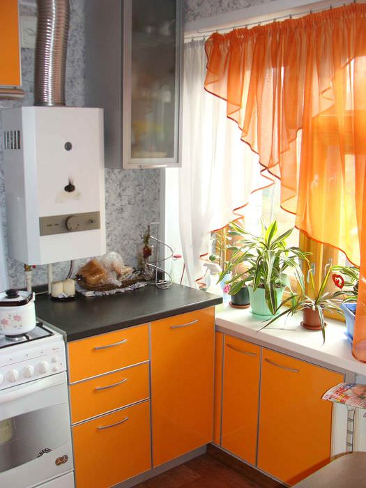 un exemplu de decor luminos de bucătărie cu încălzitor de apă pe gaz