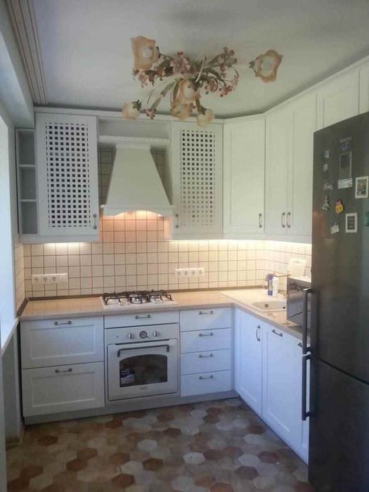 un exemplu de interior frumos de bucătărie cu încălzitor de apă pe gaz