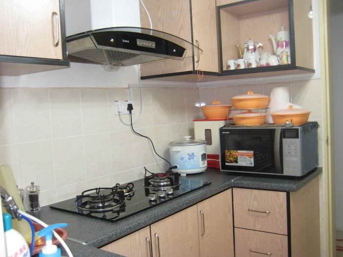 opțiunea unui stil luminos de bucătărie cu încălzitor de apă pe gaz
