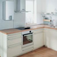opțiunea unui interior luminos de bucătărie cu o imagine a încălzitorului de apă pe gaz