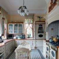 kuchyňský design s oknem ve stylu Provence