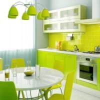kuchyňský design s oknem světle zeleným interiérem