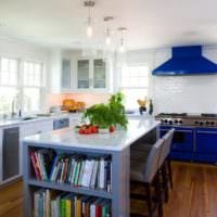 kuchyňský design s oknem a modrou sadou