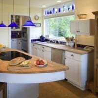 kuchyňský design s oknem a modrým dekorem