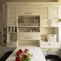 kuchyňský design s oknem a skládacím stolem