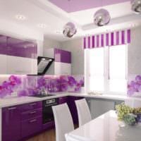 design kuchyně s oknem v jasných barvách