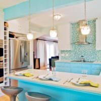 design kuchyně s oknem v modré barvě