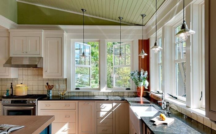 kuchyňský design s rohovým oknem