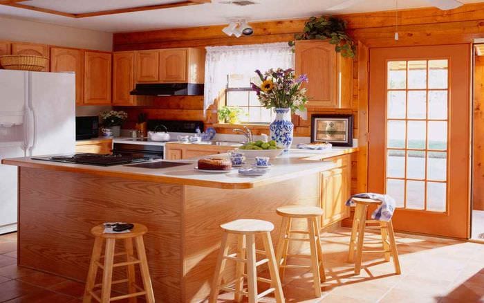 ένα παράδειγμα φωτεινού εσωτερικού χώρου κουζίνας σε ένα ξύλινο σπίτι