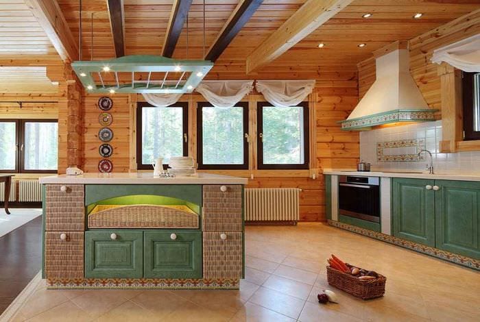 η ιδέα ενός ελαφρού ντεκόρ κουζίνας σε ένα ξύλινο σπίτι
