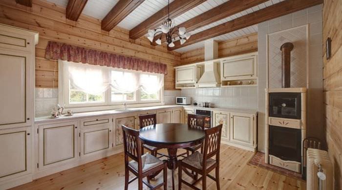 επιλογή ενός όμορφου στυλ κουζίνας σε ένα ξύλινο σπίτι