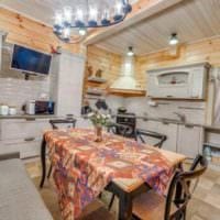 η ιδέα ενός φωτεινού ντεκόρ κουζίνας σε μια ξύλινη φωτογραφία σπιτιού