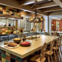 ένα παράδειγμα ασυνήθιστου εσωτερικού χώρου κουζίνας σε μια ξύλινη φωτογραφία σπιτιού