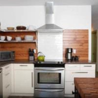 έκδοση του ελαφρού στυλ της κουζίνας σε μια ξύλινη φωτογραφία σπιτιού