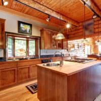 παράδειγμα ενός όμορφου εσωτερικού της κουζίνας σε μια ξύλινη φωτογραφία σπιτιού