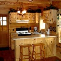 ένα παράδειγμα φωτεινής διακόσμησης κουζίνας σε μια ξύλινη φωτογραφία σπιτιού