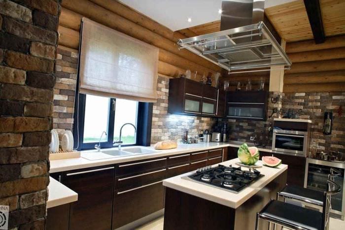 ένα παράδειγμα ασυνήθιστου εσωτερικού χώρου κουζίνας σε ένα ξύλινο σπίτι