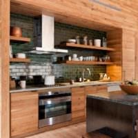 η ιδέα ενός φωτεινού σχεδιασμού κουζίνας σε μια φωτογραφία ξύλινου σπιτιού