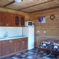 επιλογή ενός όμορφου εσωτερικού χώρου κουζίνας σε μια ξύλινη εικόνα σπιτιού