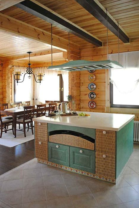 η ιδέα ενός φωτεινού ντεκόρ κουζίνας σε ένα ξύλινο σπίτι