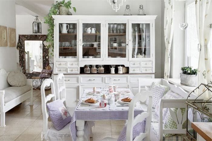 lyst køkken i Provence -stil