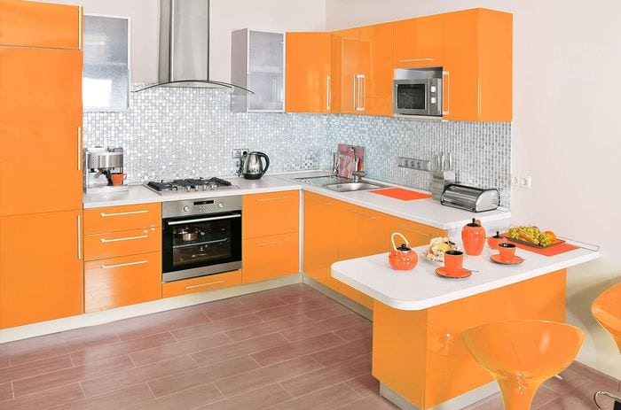 oranssi setti keittiössä