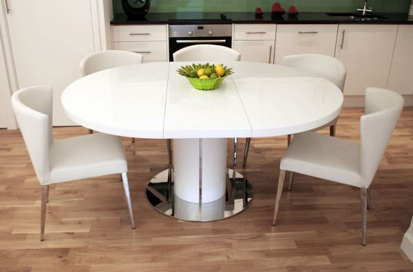 Fällbara köksbord skiljer sig från varandra i storlek, utförande, färg, anpassade till interiören och i många och många andra indikatorer.