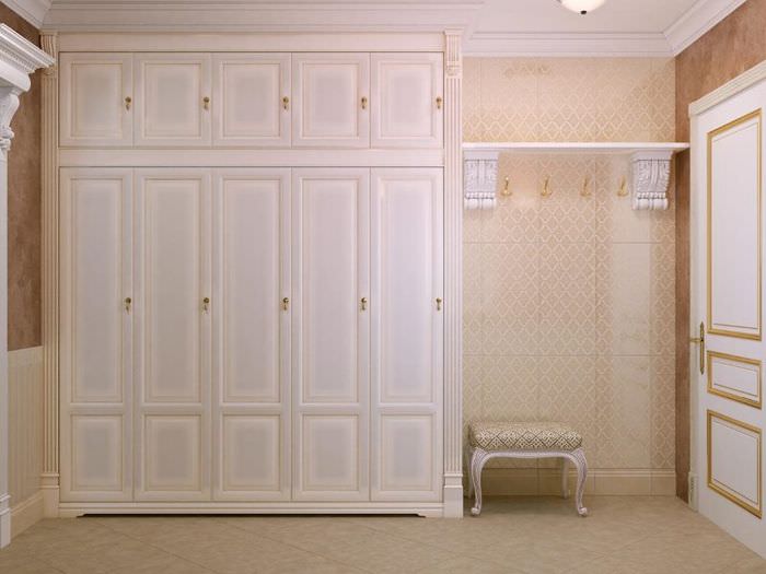 Velká klasická šatní skříň v interiéru chodby