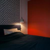 Halvhängande lampa ovanför sängens huvud