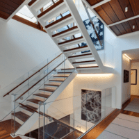 modern trappa i ett privat hus