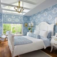 design af et lille soveværelse i hvide og blå farver