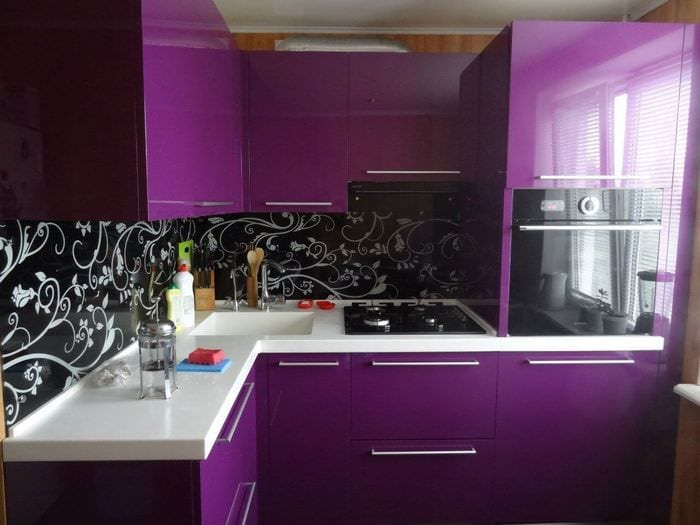 čierna a fialová sada v kuchyni