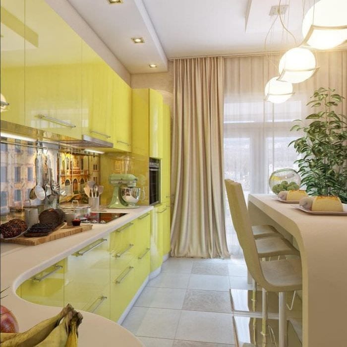 Interiør i et lite kjøkken-stue i lyse farger