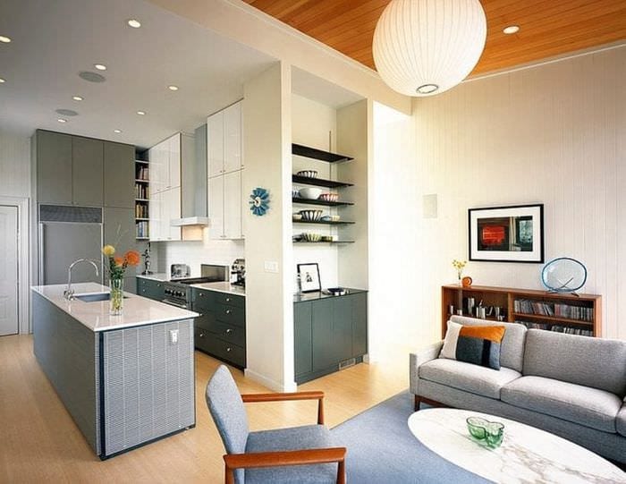 Interessant design for et lite kjøkken-stue med plassdeling