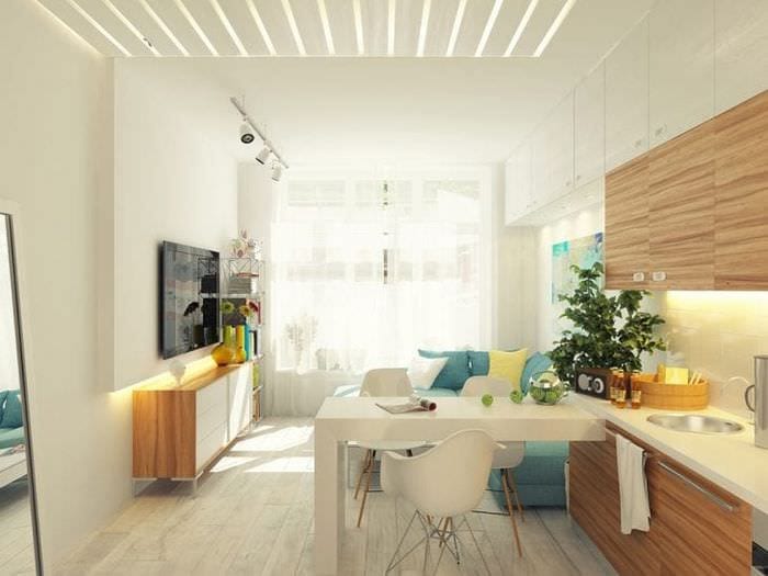 Liten, lys kjøkkenstue med hvit sofa