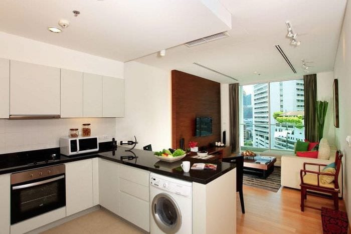 Lite lyst kjøkken-stue i stilig design