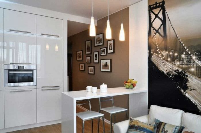 Lite kjøkken-stue med lys og uvanlig innredning på veggene