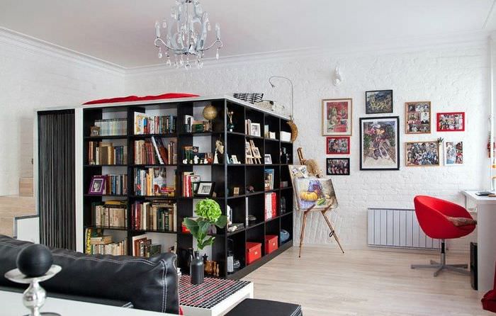 Zónování studiového bytu s poličkami na knihy