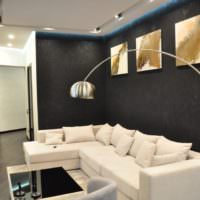 Черни стени и бял диван в единична стая на панелна къща