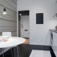 Kuchyňský design v bílé barvě v jedné místnosti panelového domu