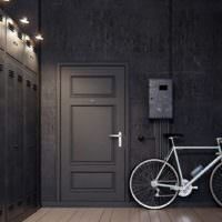 אולם כניסה בסגנון לופט בדירת סטודיו ואופניים