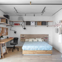 Διαχωρισμός της κρεβατοκάμαρας από το σαλόνι με κουρτίνες σε ένα διαμέρισμα στούντιο